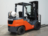 Tweedehands 4-Wiel heftrucks TOYOTA 02-8FGJF35