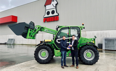 Merlo verreiker met schepbak bij Fingo