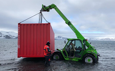 Merlo verreiker in het water op Antarctica