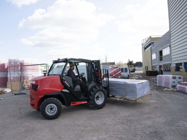 Manitou MC25-4 all terrain heftruck te huur