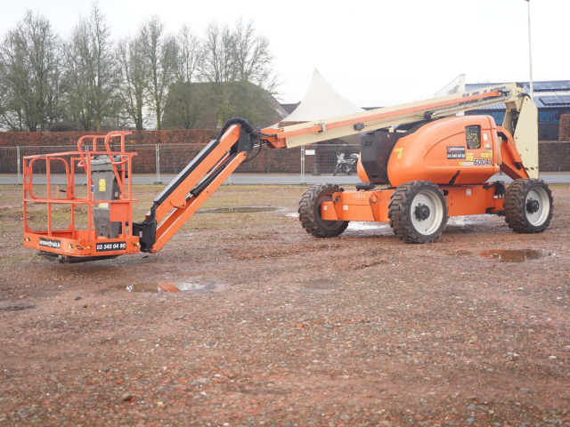 Tweedehands Aerial platforms JLG 600AJ