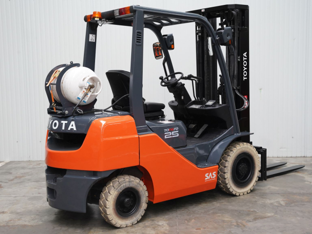 Tweedehands 4-Wiel heftrucks TOYOTA 02-8FGF25