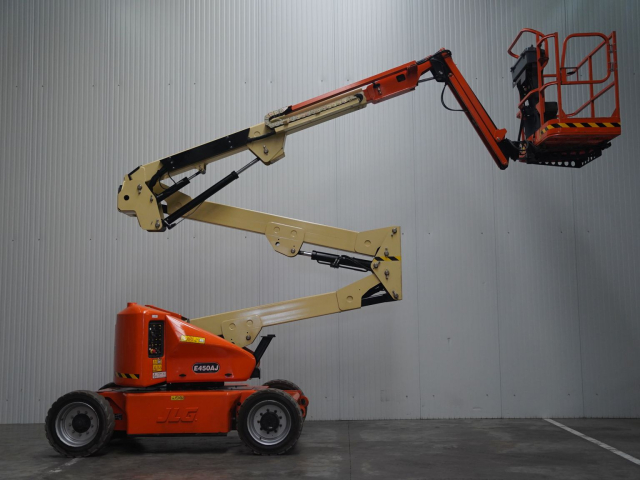 Tweedehands Aerial platforms JLG E450AJ