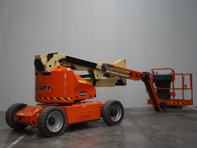Tweedehands Aerial platforms JLG E450AJ