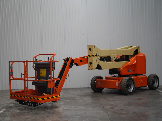 Tweedehands Aerial platforms JLG E450AJ