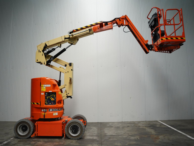Tweedehands Hoogtewerkers JLG E300AJP