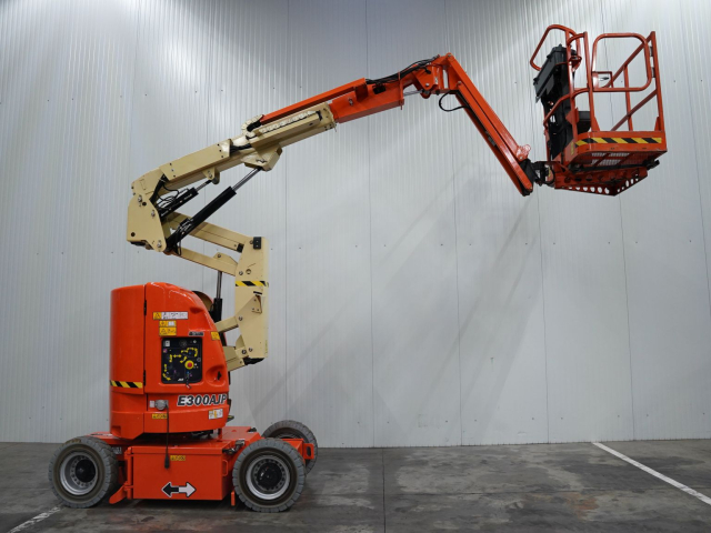 Tweedehands Hoogtewerkers JLG E300AJP