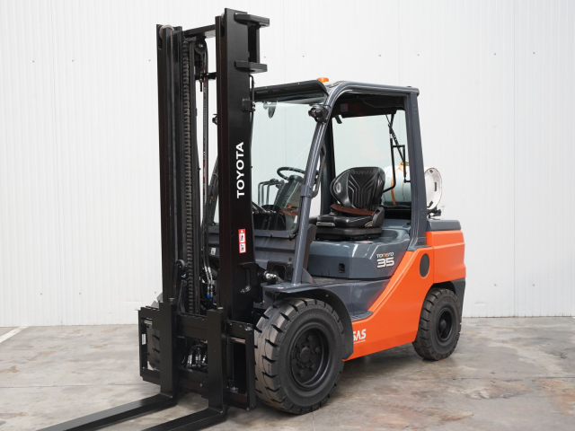Tweedehands Forklift trucks TOYOTA 02-8FGJF35