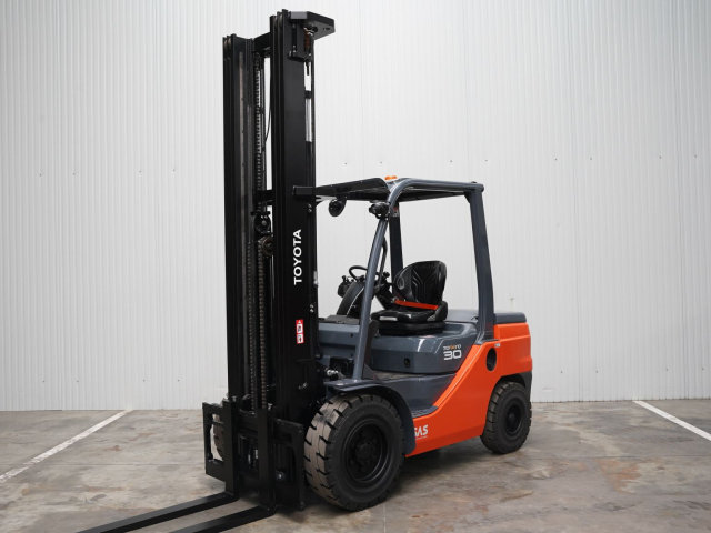 Tweedehands Forklift trucks TOYOTA 52-8FDF30