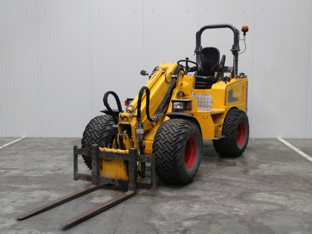 Tweedehands Grondverzet KNIKMOPS KM250T